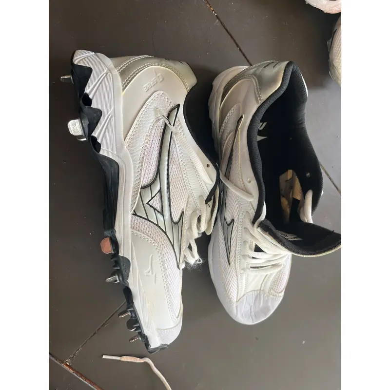White Men's Size M 9.5 (W 10.5) Adult Mizuno Low Top (Used)