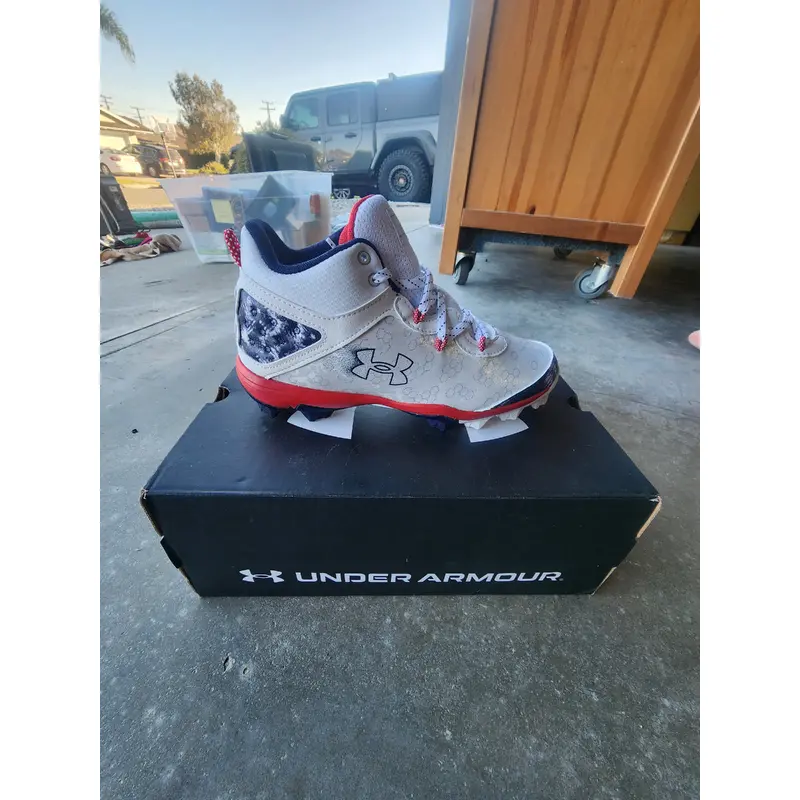 White New 6y Youth Kid's Under Armour High Top Molded Cleats