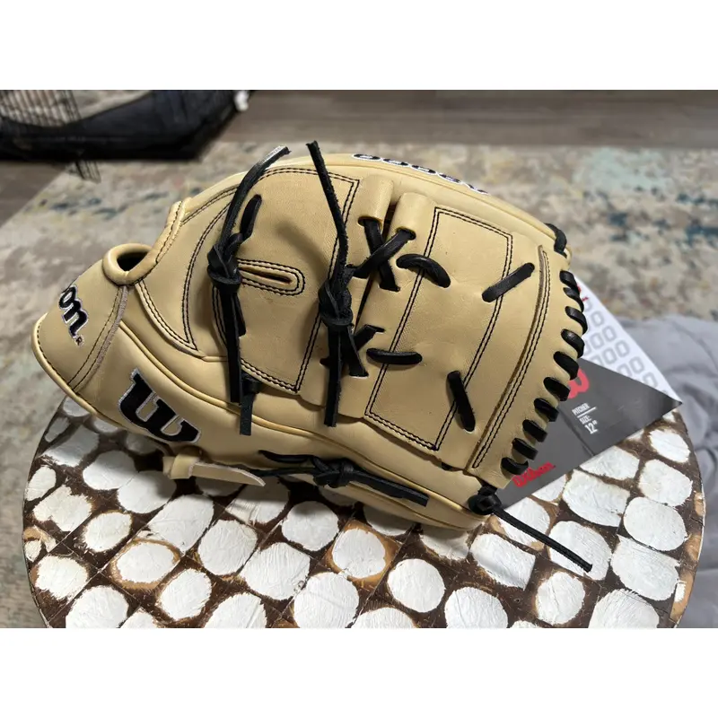 Wilson RH Pitcher's A2000 Baseball Glove 12" (New)