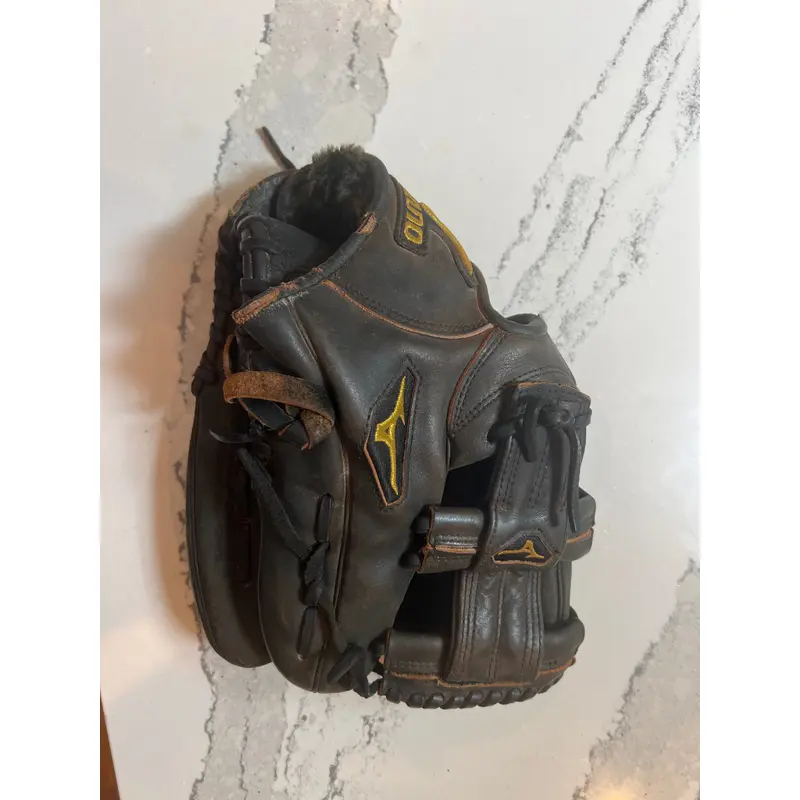 Infield RH Mizuno Classic Pro Baseball Glove 11.5" (Used)