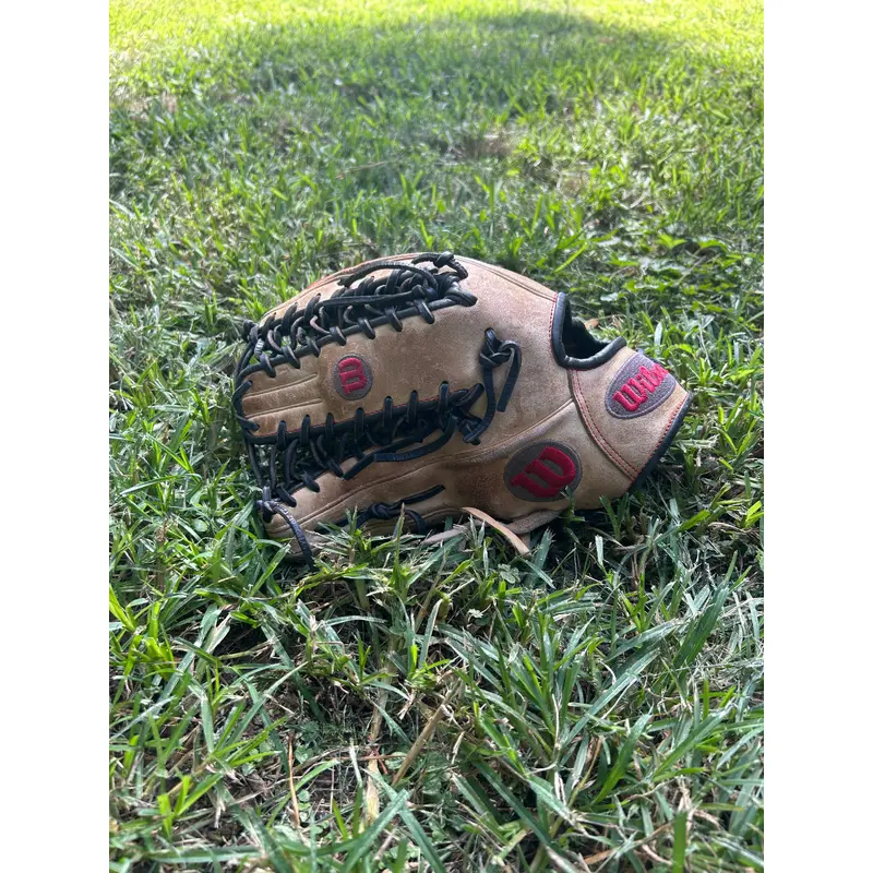 Wilson LHT Outfield A2000 Baseball Glove 12.75" (Used)