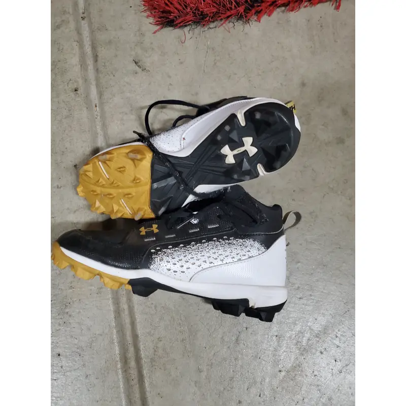 Black Kid's Size M 6.0 (W 7.0) Youth Under Armour High Top Molded Cleats (Used)