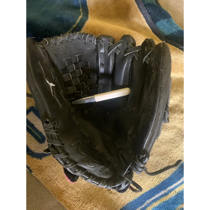 Rawlings Right Hand Throw Baseball Glove 11.5" (Used)