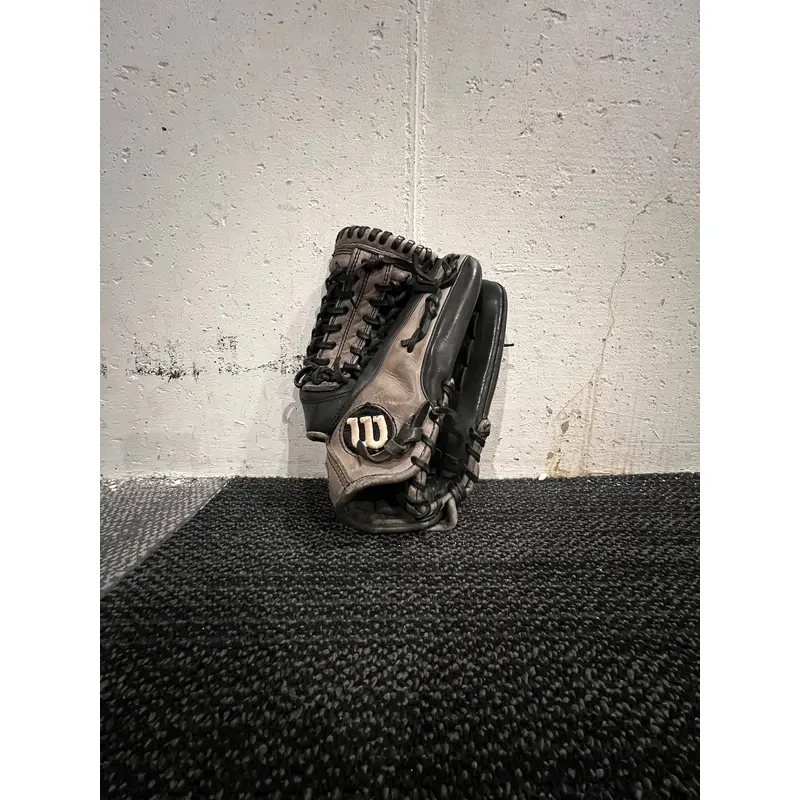 Wilson Right Hand Throw Outfield 6-4-3 Baseball Glove 12" (Used)
