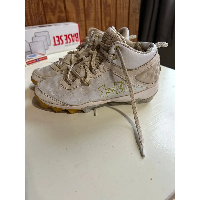 White Kids Youth Size M 4.0 (W 5.0) Under Armour Molded Cleats Cleats (Used)