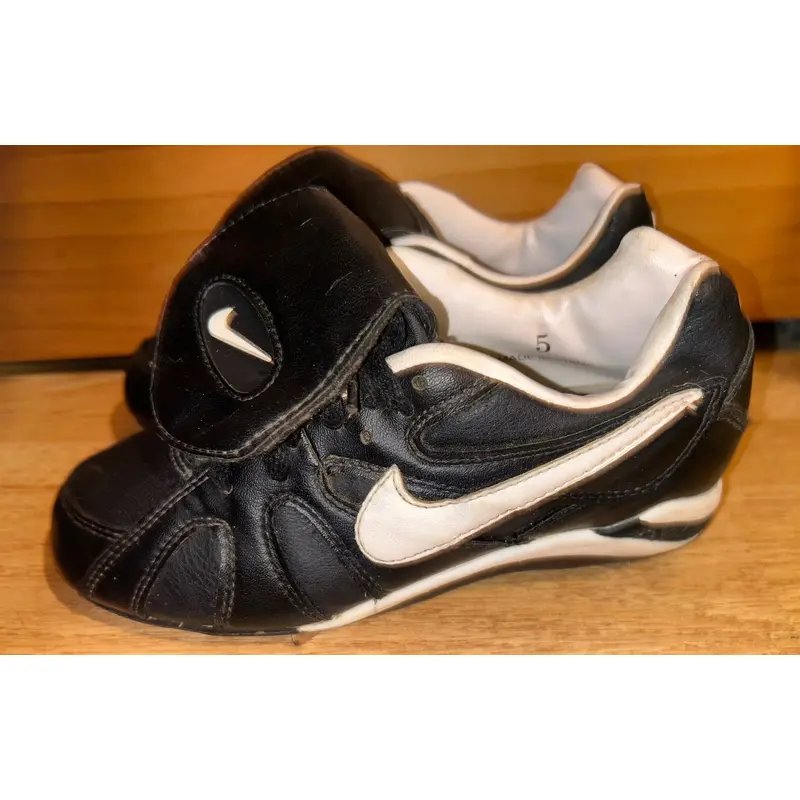USED NIKE BOYS CLEATS SIZE 5