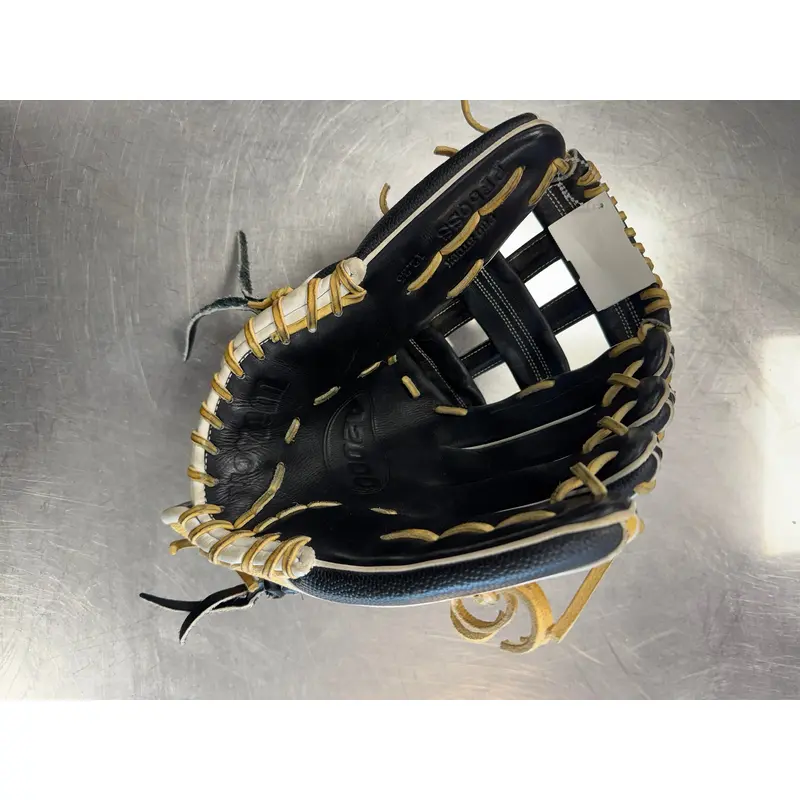 Wilson RH A2000 Baseball Glove 12.25" (Used)