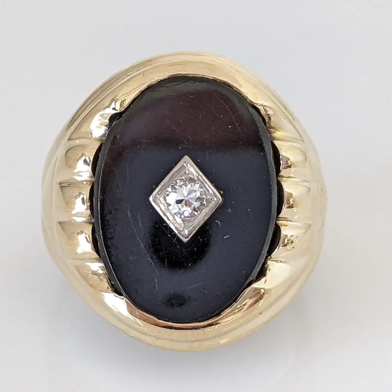 10K ONYX OVAL 13X17 WITH .05 DIAMOND TOTAL WEIGHT ESTATE RING 6.0 GRAMS