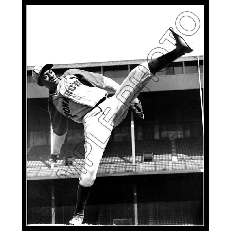 Satchel Paige 8X10 Photo - 1941 Kansas City Monarchs - 612